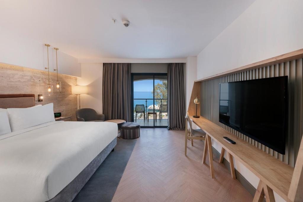 Двухместный (Угловой номер Делюкс с кроватью размера «king-size» и видом на море) курортного отеля DoubleTree By Hilton Antalya-Kemer, Кемер
