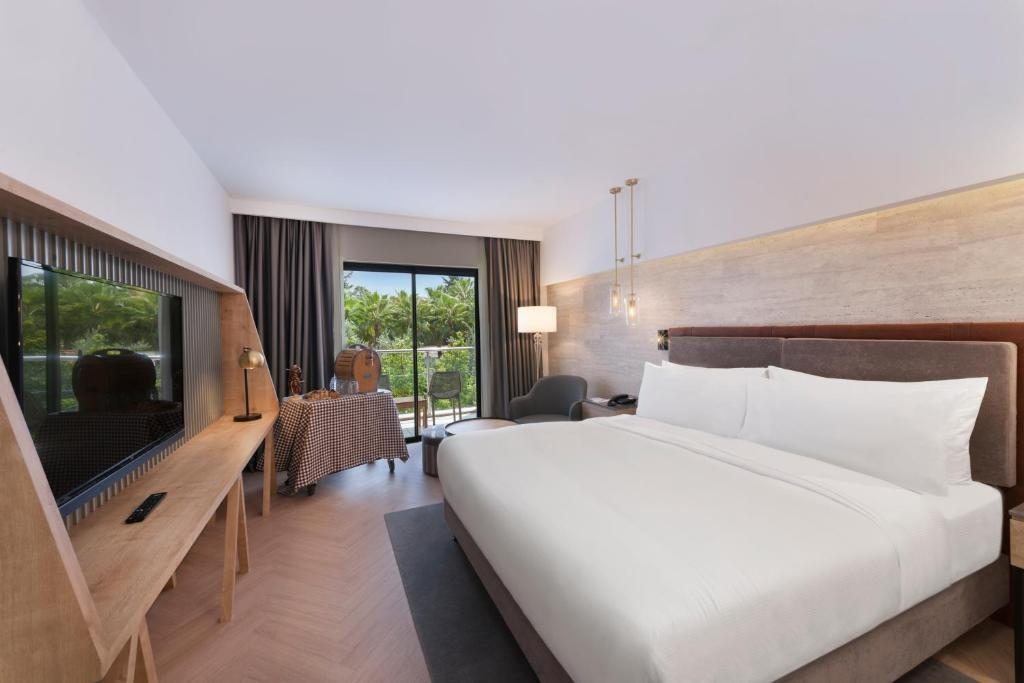 Двухместный (Улучшенный номер с кроватью размера «king-size») курортного отеля DoubleTree By Hilton Antalya-Kemer, Кемер