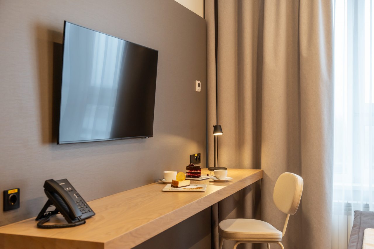 Полулюкс, Гостиница BISHOTEL