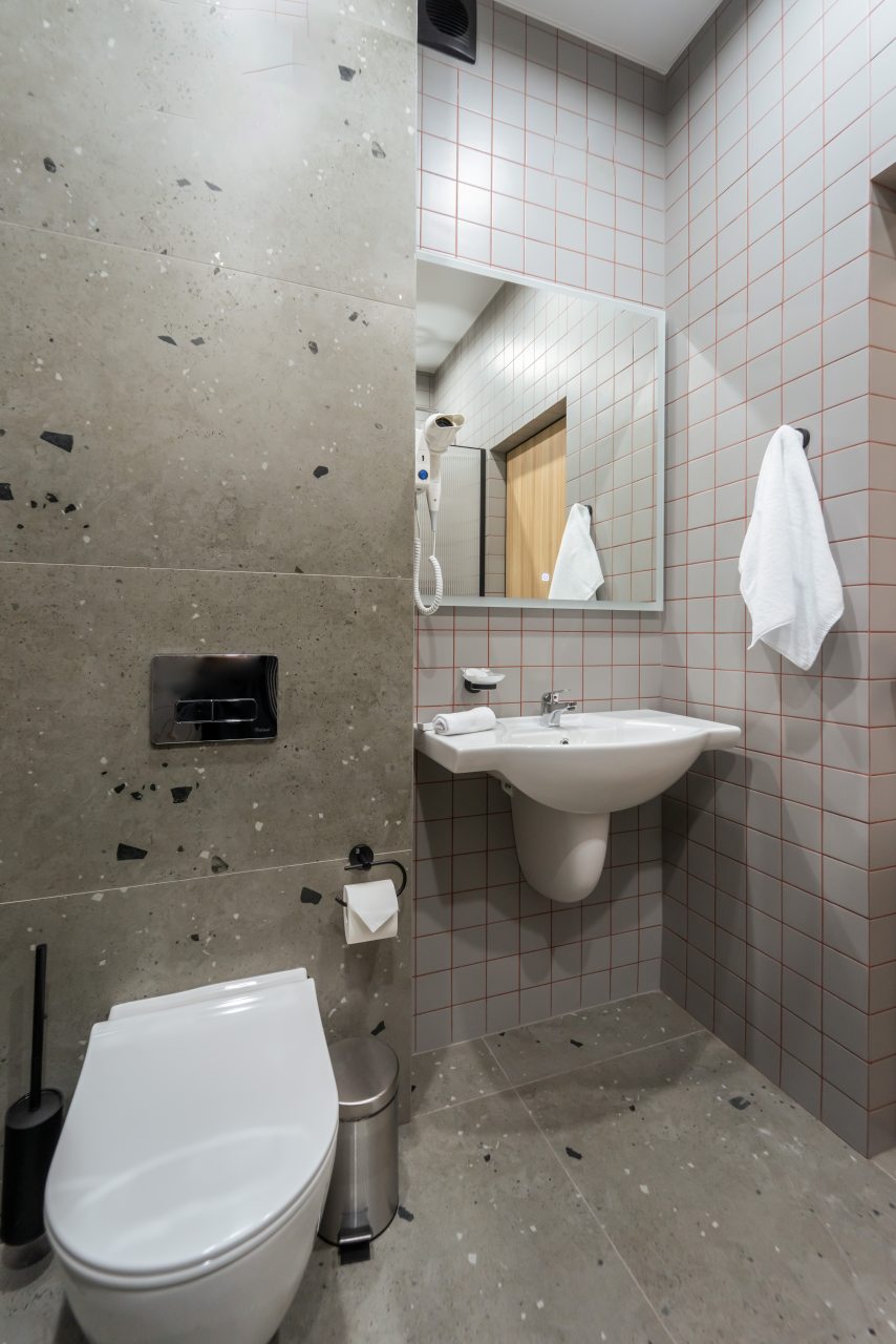 Полулюкс, Гостиница BISHOTEL