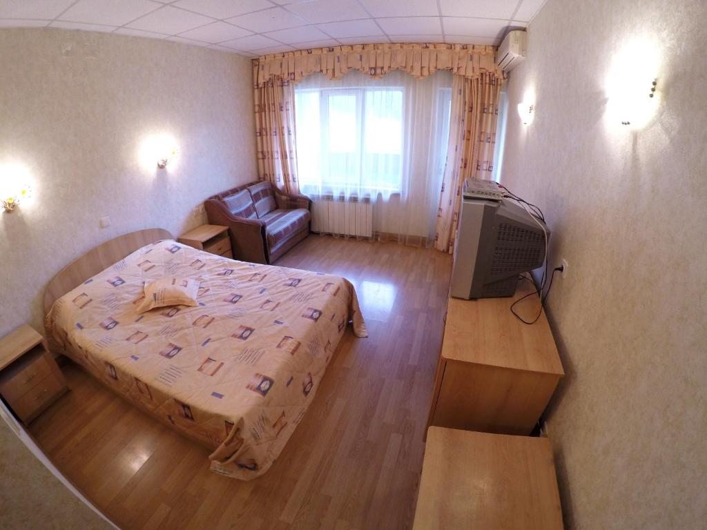 Двухместный (С дополнительной кроватью (3 взрослых)) мини-отеля Осьминог, Красная Поляна
