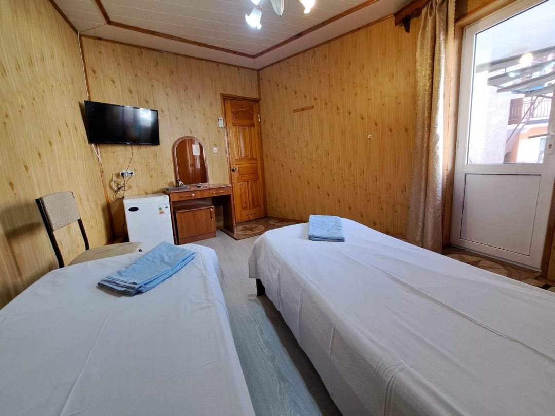 Двухместный (Двухместный стандарт с двумя односпальными кроватями) гостевого дома Павлин на Демократической, Адлер