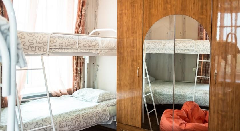 Шестиместный (Койко-место в 6-местном женском номере) хостела Sweet Hostel, Челябинск