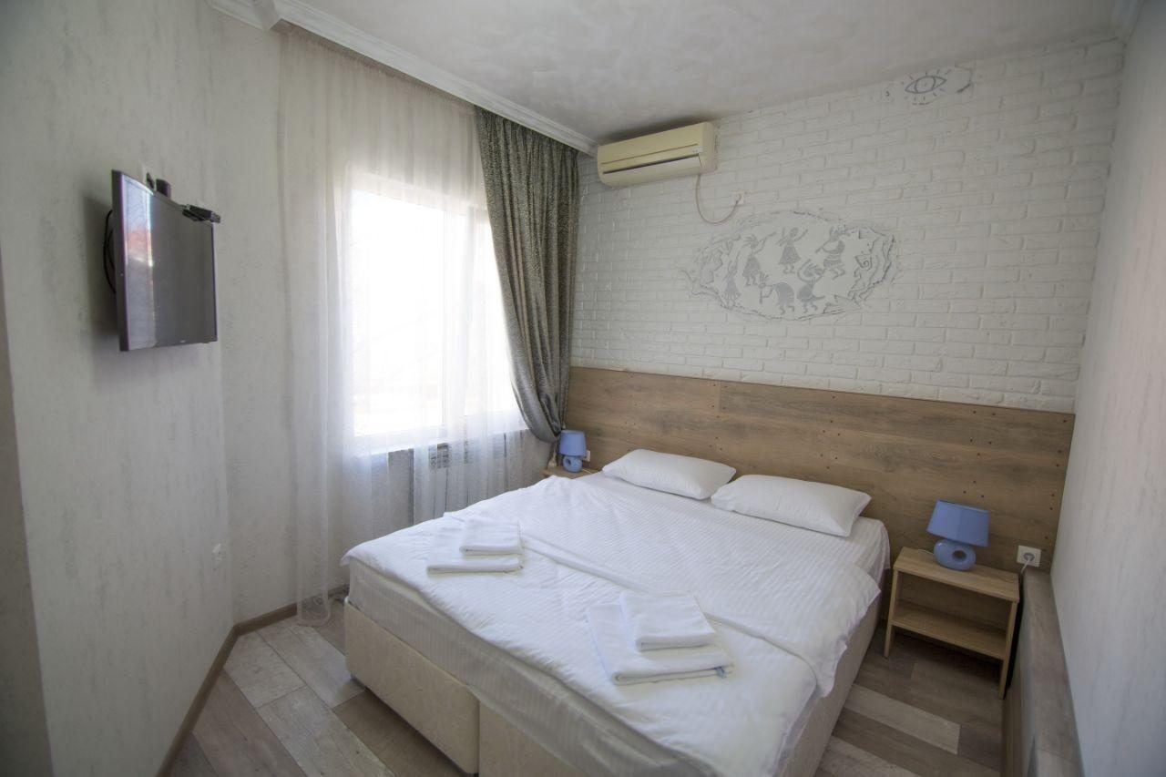 Уютныe номepа c удобствами и кондициoнepaми. 150м до моря)