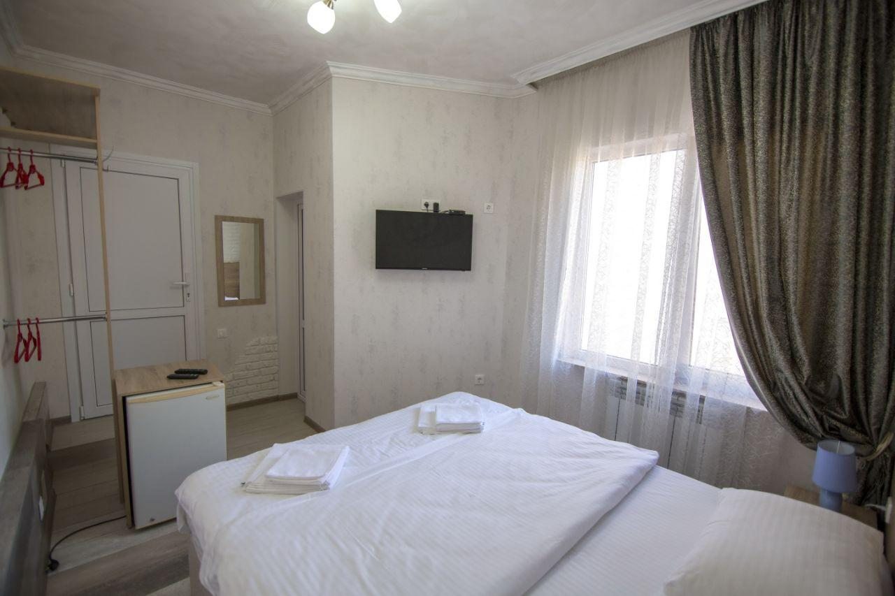 Уютныe номepа c удобствами и кондициoнepaми. 150м до моря)