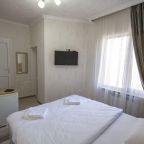 Уютныe номepа c удобствами и кондициoнepaми. 150м до моря)