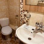 150м до моря) Уютныe номepа c удобствами и кондициoнepaми.