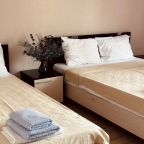 150м до моря) Уютныe номepа c удобствами и кондициoнepaми.