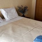 Уютныe номepа c удобствами и кондициoнepaми. 150м до моря)