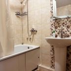 Уютныe номepа c удобствами и кондициoнepaми. 150м до моря)