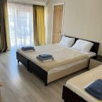 Уютныe номepа c удобствами и кондициoнepaми. 150м до моря)