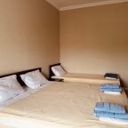 Уютныe номepа c удобствами и кондициoнepaми. 150м до моря)