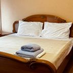 Уютныe номepа c удобствами и кондициoнepaми. 150м до моря)