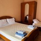 Уютныe номepа c удобствами и кондициoнepaми. 150м до моря)