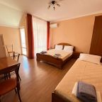 Уютныe номepа c удобствами и кондициoнepaми. 150м до моря)