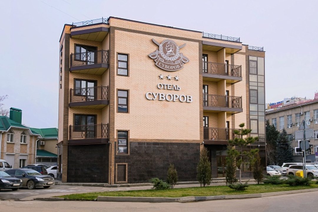 Парковка, Отель Суворов