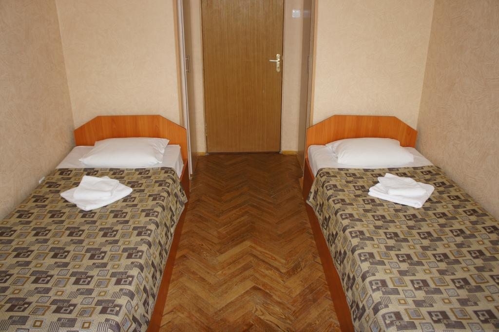 Номер (Односпальная кровать в общем номере с 2 кроватями) эконом-отеля Рамин, Москва