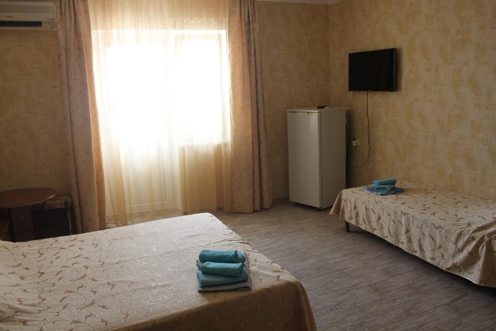 Трехместный (Классический трехместный номер) отеля Экватор, Лермонтово