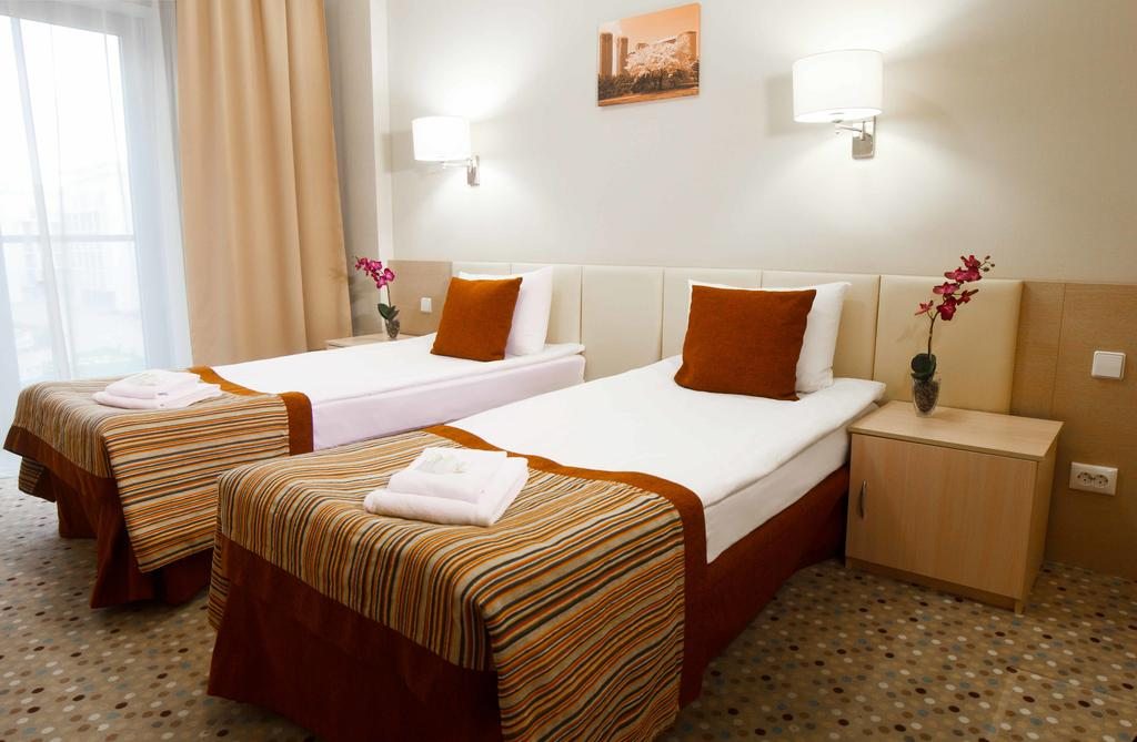 Двухместный (Стандартный двухместный номер с 2 отдельными кроватями: лечение включено) отеля Bridge Family Resort 3*, Адлер