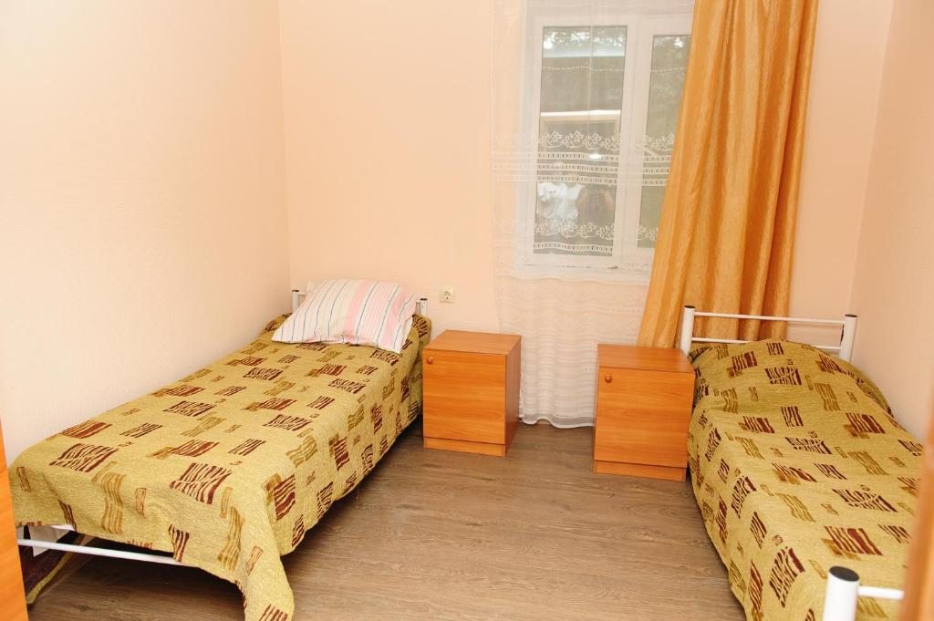 Двухместный (С 2 отдельными кроватями и общей ванной комнатой) базы отдыха Горизонт, Широкая Балка