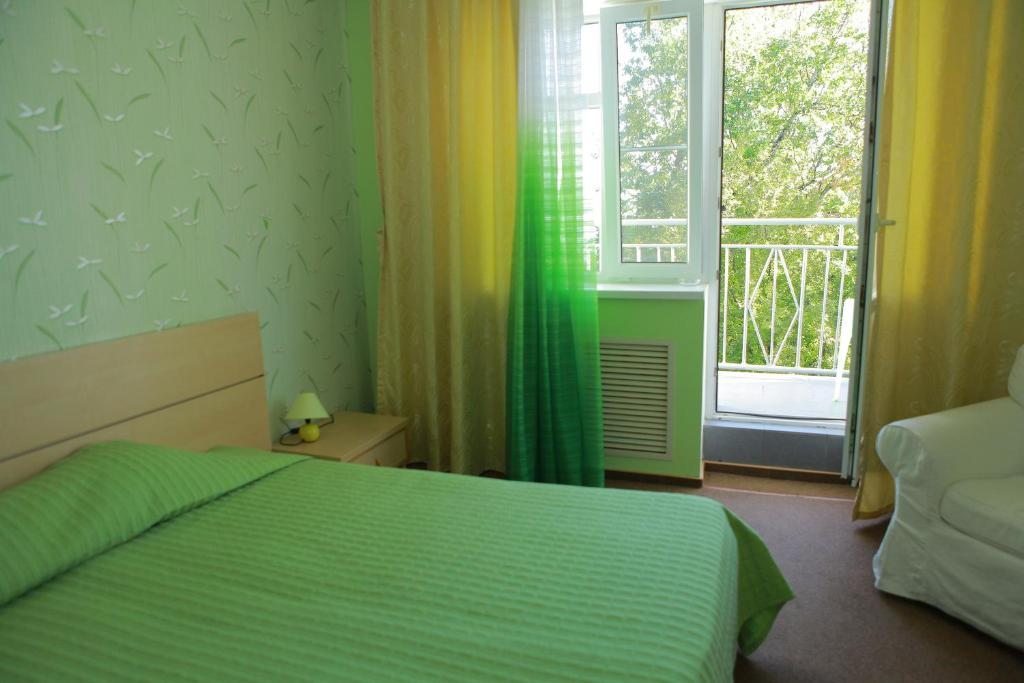 Двухместный (Двухместный номер с 1 кроватью и балконом, вид на море) отеля Green Apple, Небуг