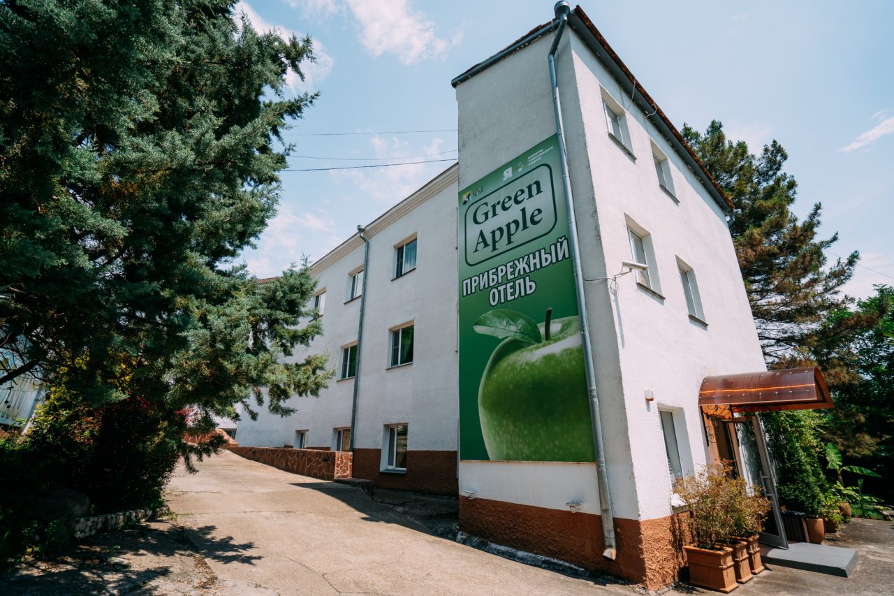 Отель Green Apple, Небуг