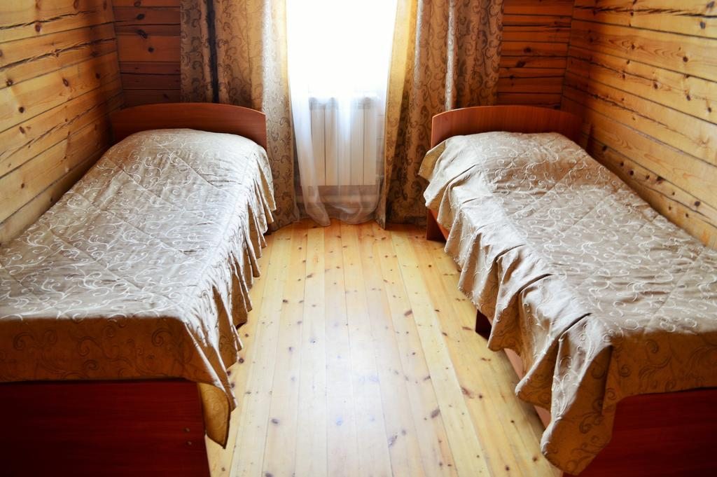 Двухместный (Бюджетный двухместный номер с 2 отдельными кроватями) гостевого дома Гостевой двор, Аршан