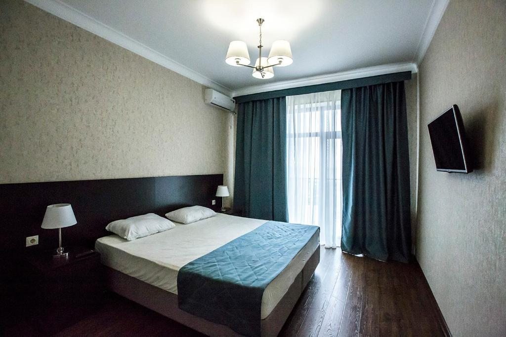 Сьюит (Люкс с кроватью размера «king-size» и видом на море) отеля Каспий, Манас