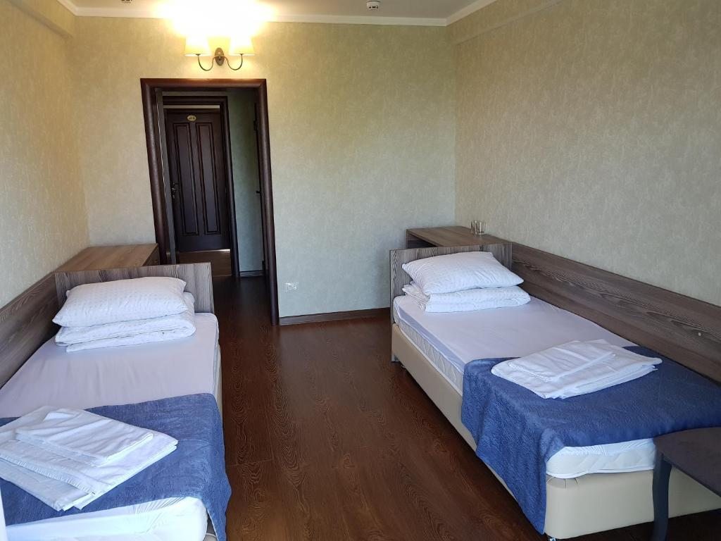 Двухместный (Двухместный номер с 1 кроватью или 2 отдельными кроватями и балконом) отеля Каспий, Манас