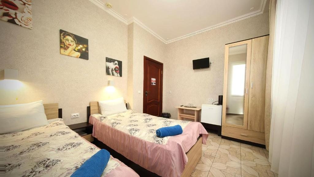 Двухместный (Стандартный двухместный номер с 2 отдельными кроватями и общей ванной комнатой) отеля Корал Фэмили, Мостовской
