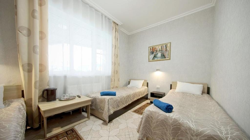 Трехместный (Трехместный номер эконом-класса с общей ванной комнатой) отеля Корал Фэмили, Мостовской