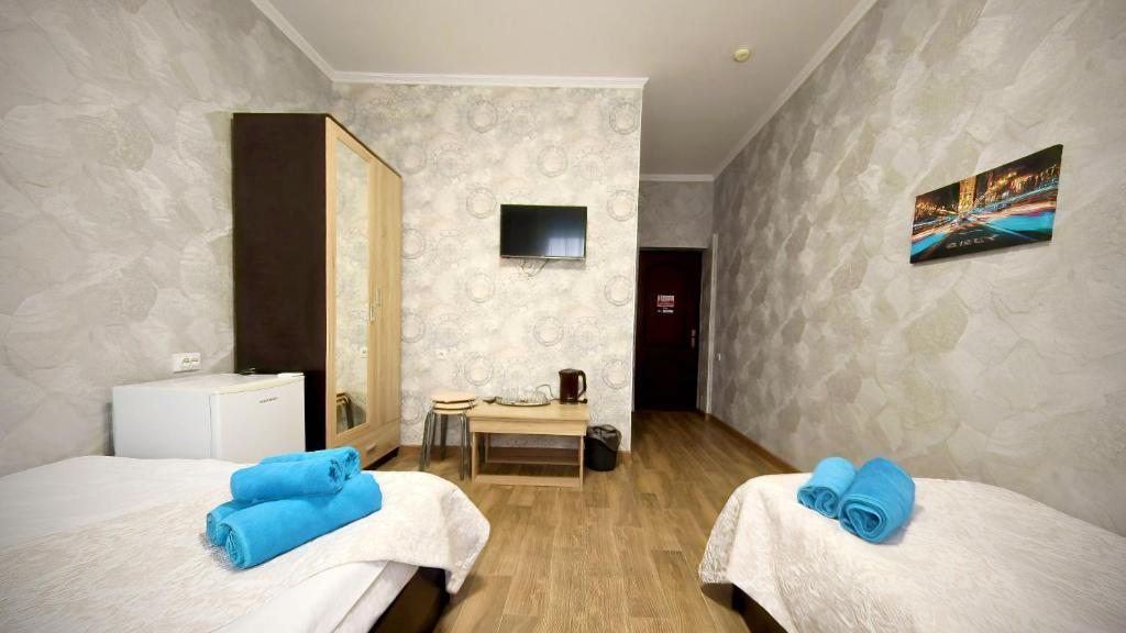 Трехместный (Трехместный номер с ванной комнатой) отеля Корал Фэмили, Мостовской