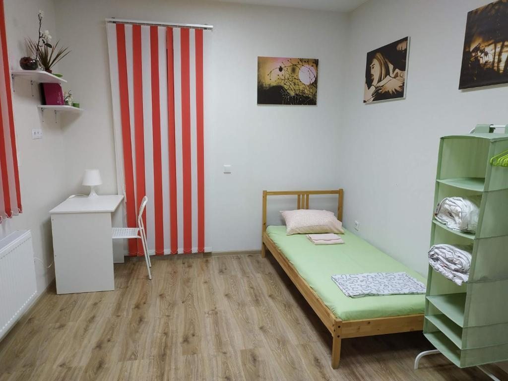Двухместный (Двухместный номер с 2 отдельными кроватями и балконом) хостела Клевер Флат, Краснодар