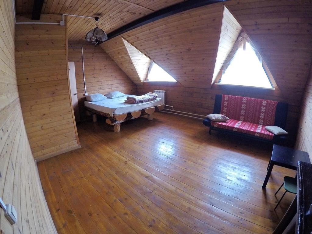 Двухместный (Двухместный номер с 1 двуспальной кроватью и дополнительной кроватью) кемпинга На Поляне, Верхняя Пышма