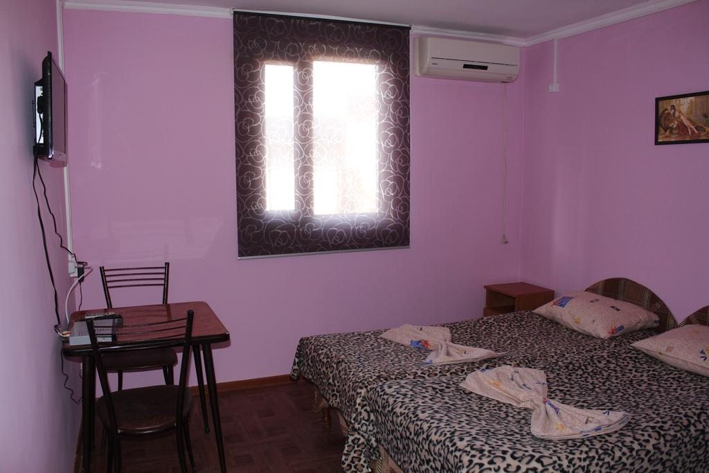 Двухместный (Улучшенный двухместный номер с 2 отдельными кроватями) гостевого дома Ласточка, Архипо-Осиповка