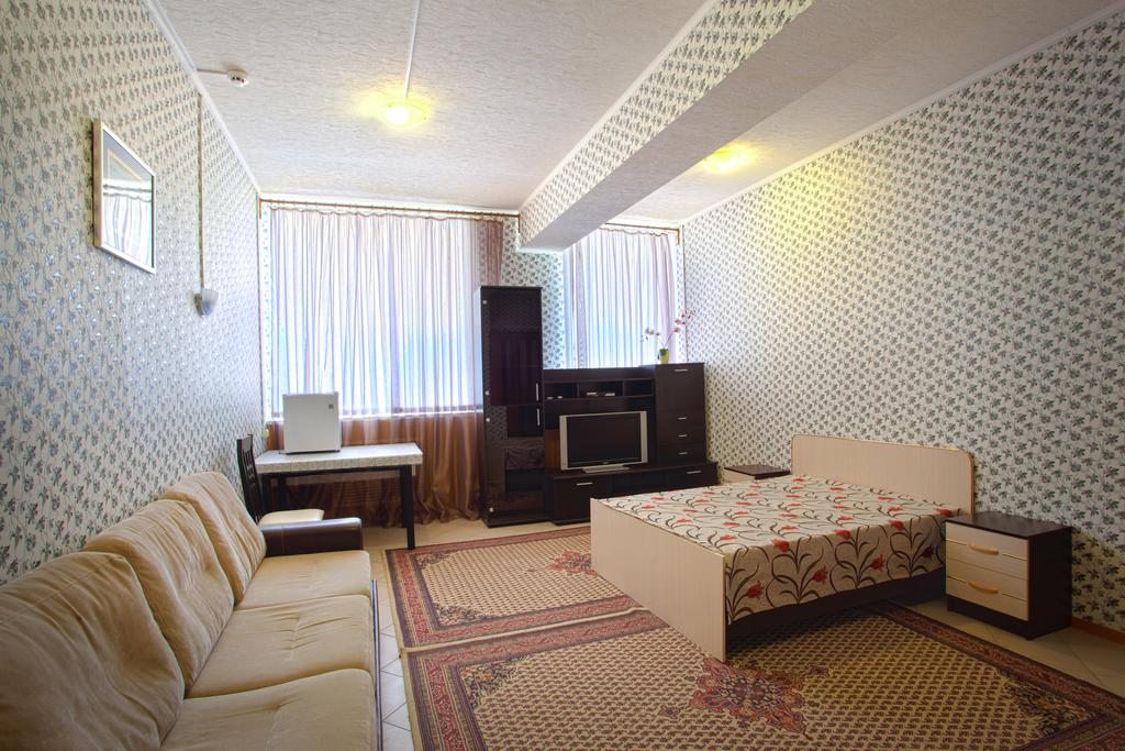 Двухместный (Двухместный номер с 1 двуспальной кроватью и дополнительной кроватью) отеля Titan, Вольск