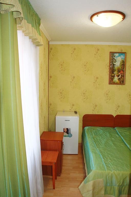 Двухместный (Улучшенный двухместный номер с 2 отдельными кроватями) мини-отеля Калинина 56, Ейск