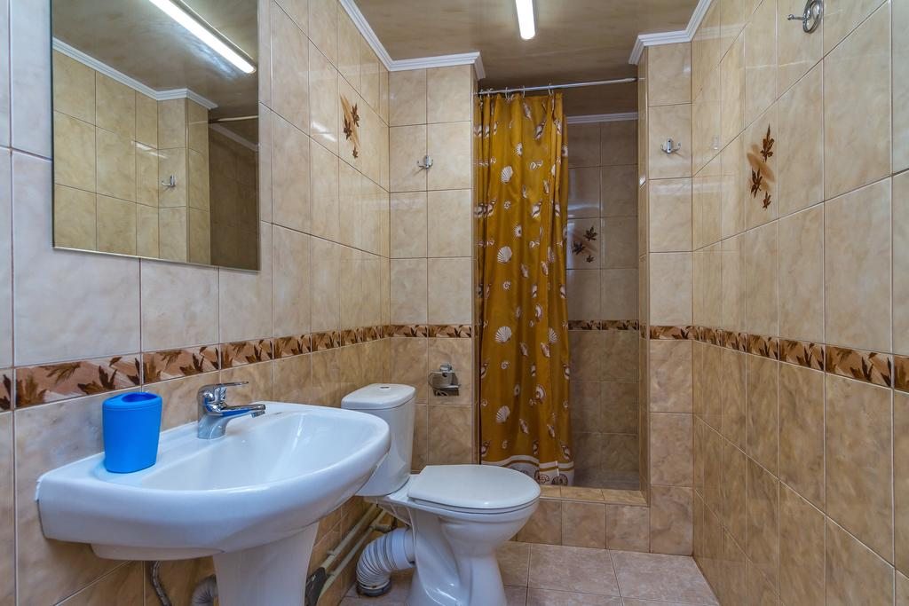 Трехместный (Трехместный номер с собственной ванной комнатой) отеля Бриз, Бухта Инал