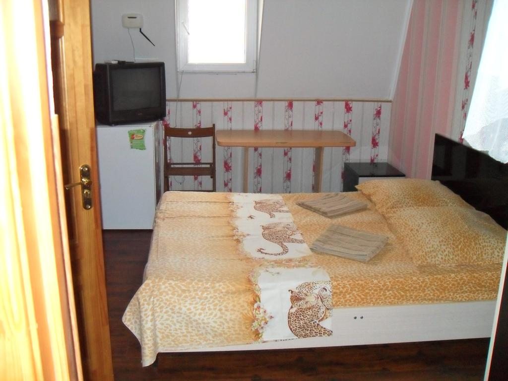 Двухместный (Двухместный номер с 1 кроватью или 2 отдельными кроватями и cобственной внешней ванной комнатой) гостевого дома Аркадия, Витязево