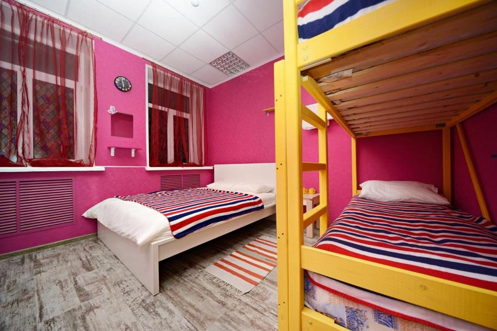 Семейный (Номер с одной двухспальной кроватью и 2-х ярусной) отеля Апельсин на Белорусской, Москва