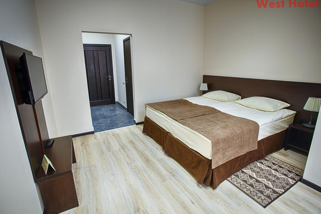 De Luxe (Улучшенный, С 1 кроватью или 2 отдельными кроватями (Мансарда)) гостиницы West, Смоленск