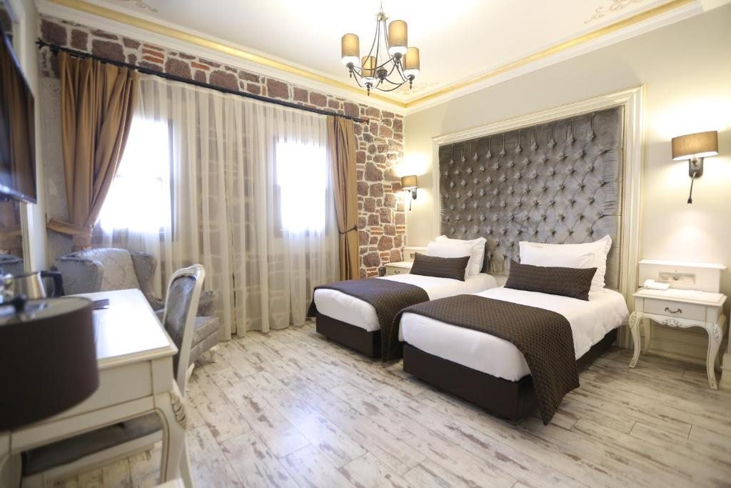 Трехместный (Улучшенный трехместный номер) отеля L'agora Old Town Hotel & Bazaar, Измир