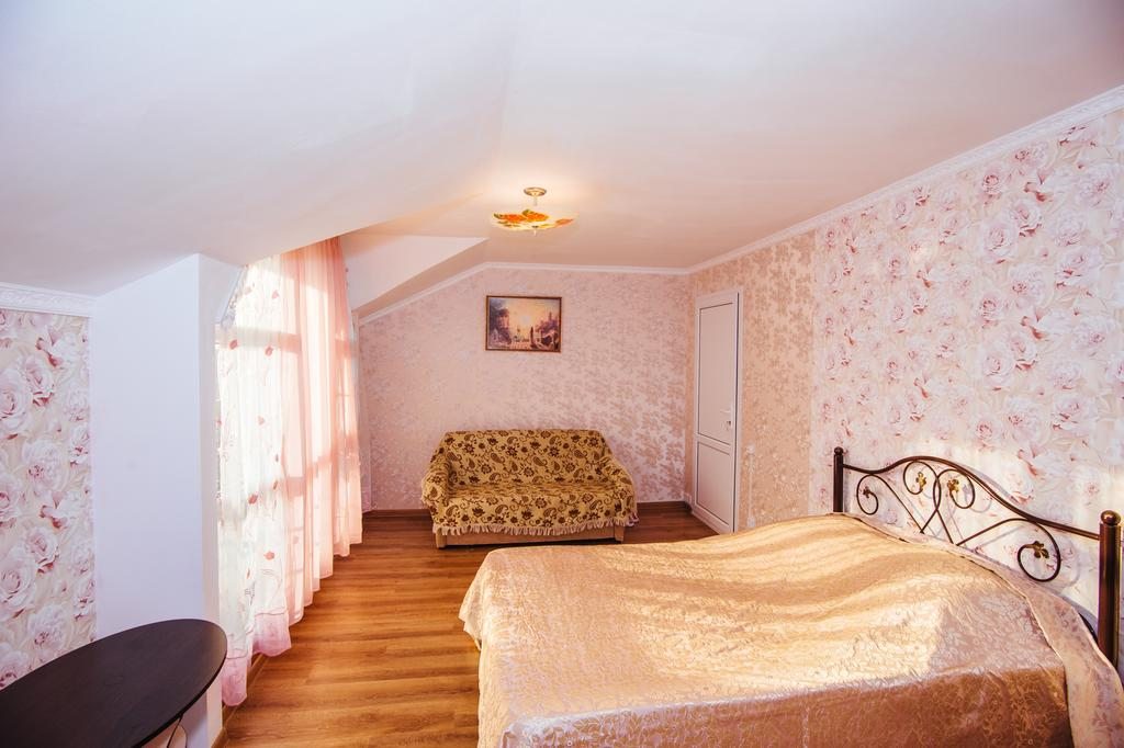 Сьюит (Люкс с балконом и кроватью размера «king-size») гостевого дома Константиниди, Витязево