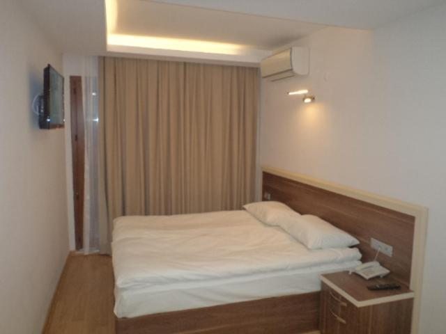 Двухместный (Двухместный номер с 1 кроватью и балконом (для 2 взрослых и 1 ребенка)) отеля Merkez Otel, Измир