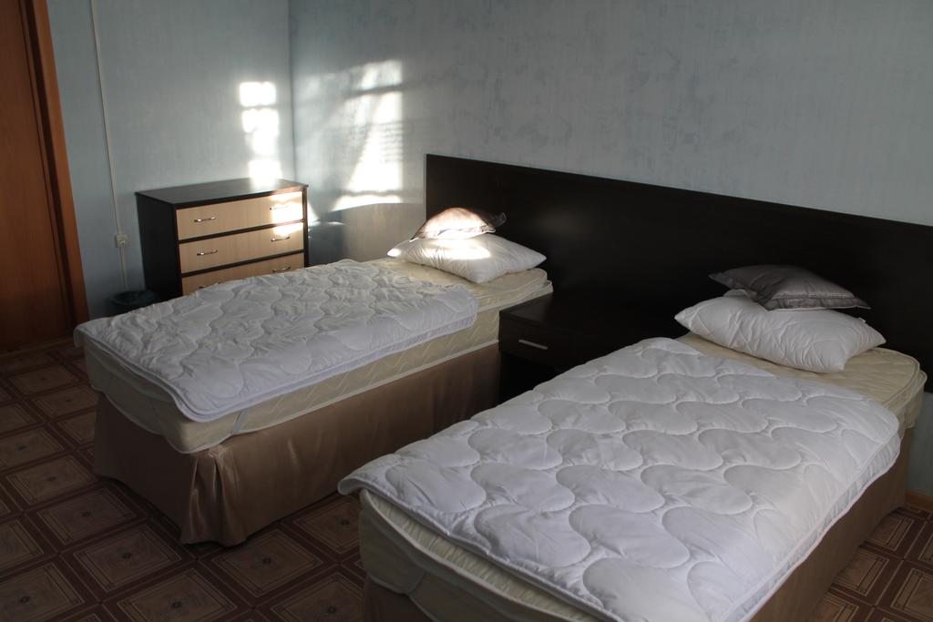 Номер (Односпальная кровать в общем номере) гостиницы Дилижанс, Тобольск