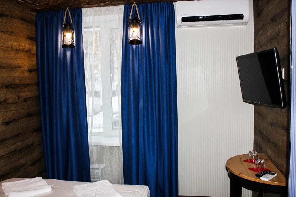 Двухместный (Двухместный номер Делюкс с 1 кроватью или 2 отдельными кроватями и балконом) мини-отеля Рандеву на Кастанаевской, Москва