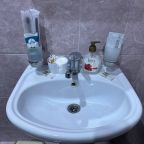 зубные щетки, шампунь, ватный диск, ушные палочки, полотенцы