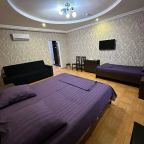 телевизор
кондиционер
стол и стуля
стол с зеркалом