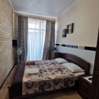 Двухместный (С кроватью "queen-size" и общей ванной комнатой (№ 1, 3)), Гостевой дом Золотая роза