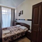 Двухместный (С кроватью "queen-size" и общей ванной комнатой (№ 1, 3)), Гостевой дом Золотая роза